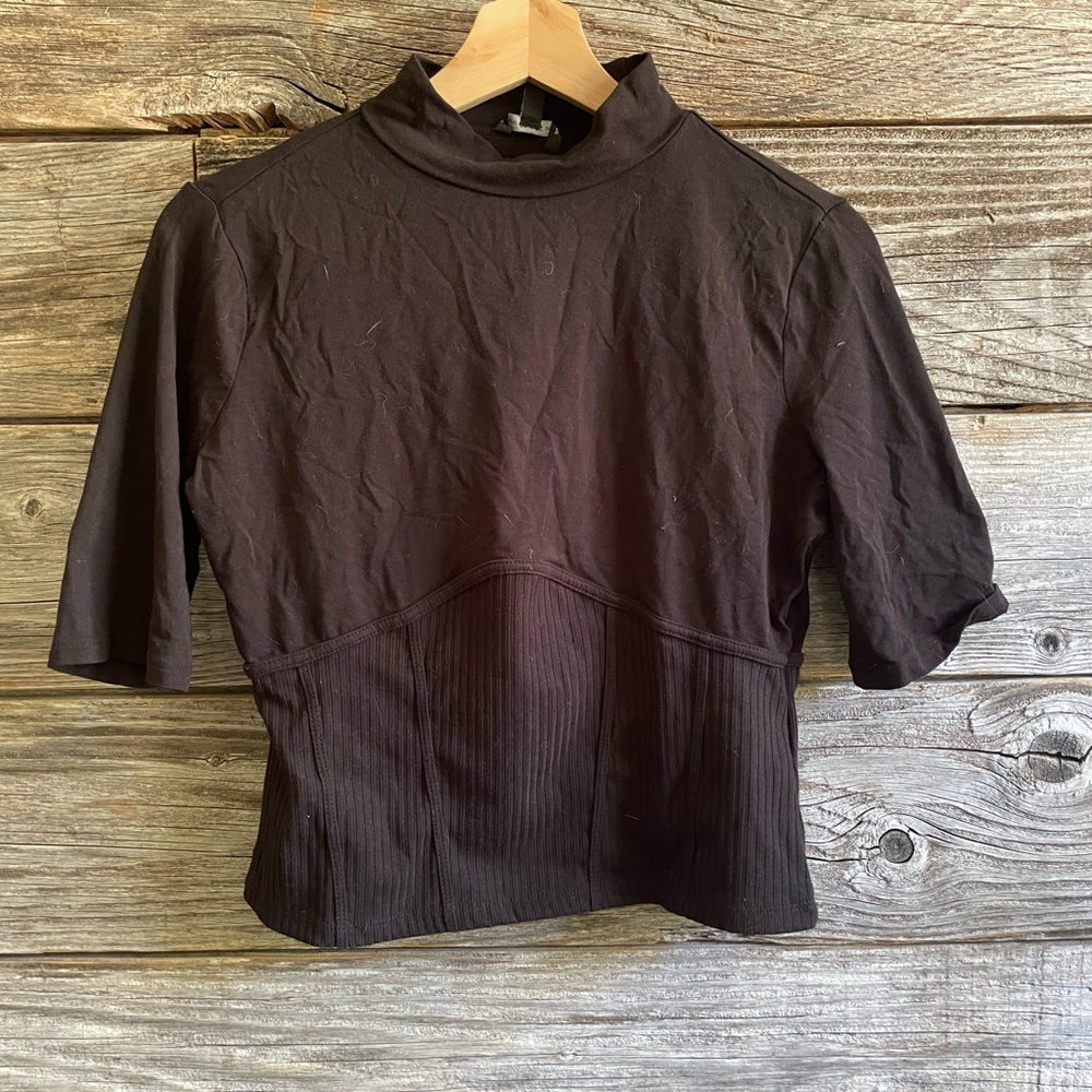 Guess cropped ribbed at the bottom tee